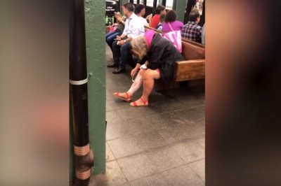 W domu nie miała czasu, więc ogoliła nogi czekając na metro. Spojrzenie mężczyzny z boku mówi wszysto