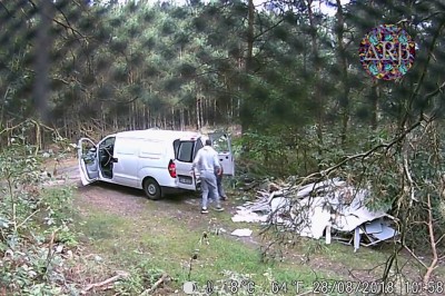 Polscy budowlańcy nagrani podczas wyrzucania śmieci w lesie. Przyłapani na gorącym uczynku