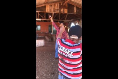 Dziadek pokazał młodziakom jak się kiedyś otwierało browara. Mało kto tak potrafi