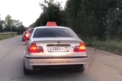 Taksówkarz wyrzucił klienta z samochodu i zostawił na poboczu. Szybka kara za zachowanie