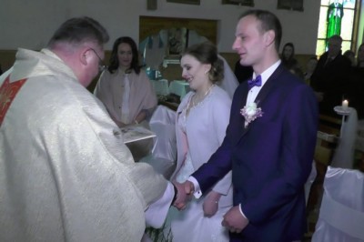 Ksiądz zaskoczył Młodą Parę podczas ślubu. Swoją postawą udowodnił, że jest tam z prawdziwego powołania