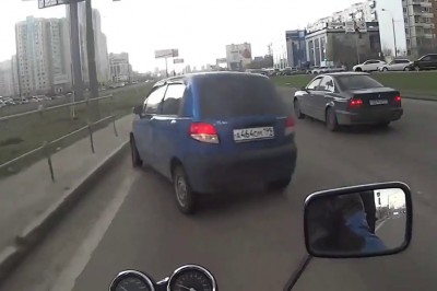 Najbardziej fartowny dzień w życiu tego kierowcy motocykla. Dzieliły go centymetry