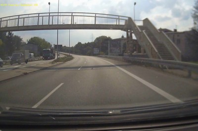 Wpadł do rowu, bo nie patrzył w lusterka. Tak się kończy nieuwaga na ekspresówce