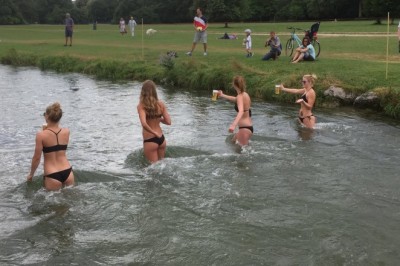 Dziewczyny, piwo i zabawa w centrum parku. Nietypowe zawody w Monachium