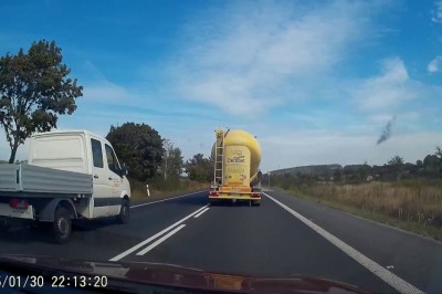 Szybka kara dla pirata drogowego za wyprzedzanie na skrzyżowaniu. Sporo punktów nazbierał