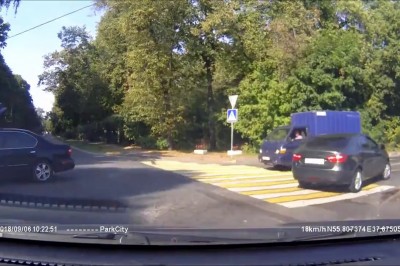 Aż wleciał na dach. Wypadek motocyklisty na skrzyżowaniu