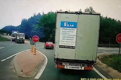 Kobieta wbija się Oplem pod TIR-a na skrzyżowaniu dróg krajowych 74 i 42.