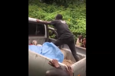 Mistrz wypychania auta z bagna w akcji. Tą metodę chyba mało kto zna :D