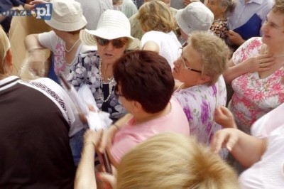 Walka seniorów o darmowe parasole na miejskim festynie. Miało być radośnie wyszło żenująco