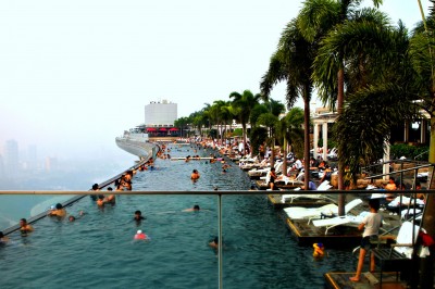 Niesamowity basen na szczycie wieżowca. Widok zapiera dech w piersiach