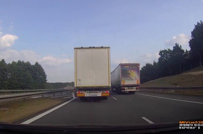 Wyścigi TIRów na autostradzie A2 kontra niecierpliwy typ w BMW