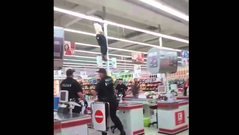 Kaskader w Kauflandzie wlazł na kasę. Musiała ściągać go policja - Racibórz