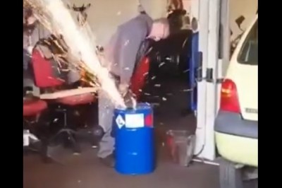 Ten pracownik warsztatu nie wie co to BHP. Ciął beczkę po materiałach łatwopalnych