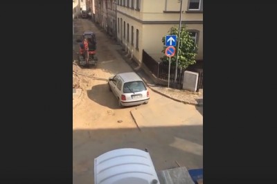 Myślisz, że widziałeś ostre piłowanie auta na sprzęgle? To obczaj co potrafi ten dziadek