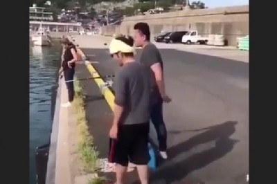 Gdzie mi tu leszczu z tą wędką. Patrz jak to się powinno robić :D