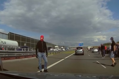 Nagranie z ustawki kibiców Legii i Widzewa na autostradzie A2