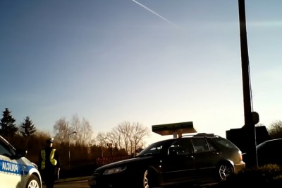 Uderzyła w policyjny radiowóz podczas zatrzymania do kontroli. Policjantka nie wierzyła w to co widzi