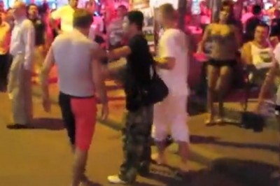 Ten facet za dużo sobie pozwolił i został szybko ukarany przez dziewczyny na ulicy