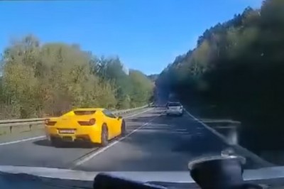 Polacy urządzili sobie wyścig Porsche vs Ferrari. Podczas wyprzedzania wjechali na czołówkę