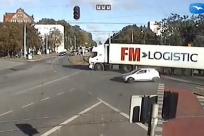 Nagranie z wypadku TIRa w Trójmieście. Kierowca myślał, że się tam zmieści 