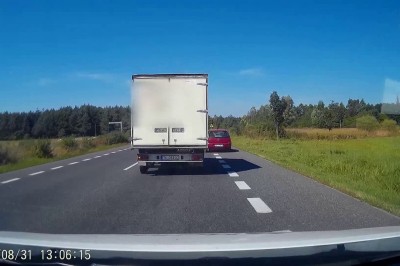 Pirat w dostawczaku wyprzedza na czołówkę i taranuje inne auto - DK73 Lisów