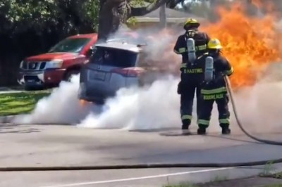 Tak niebezpieczna może być praca strażaka. Auto wybucha podczas gaszenia pożaru