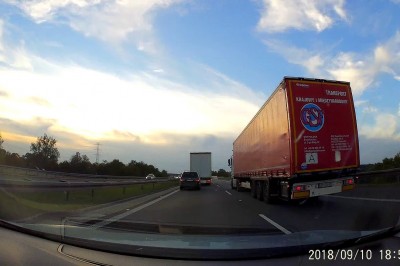 Najpierw blokowanie pasa później zepchnięcie. Chamskie zachowanie kierowcy TIRa