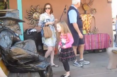 Mama z córcią o mało nie zeszły na zawał podczas zwiedzania miasteczka