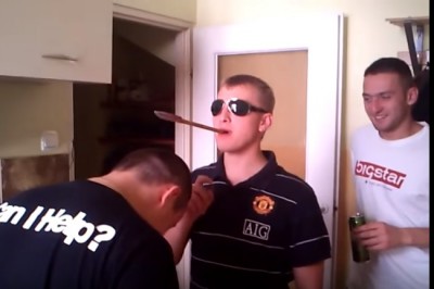 W akademiku to jest zabawa. Słynny dowcip z łyżką w wykonaniu polskich studentów