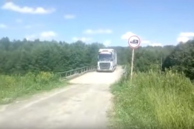 40 tonowy TIR kontra most z desek. Nagrali nieudany przejazd nad rzeką