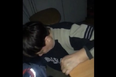 Nagrali pijaną dróżniczkę podczas pracy. Nie mogła podnieść się z ziemi