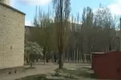 Spoko, spoko chłopaki tak miało być. Osiedlowy typ i jego popisowy skos z dachu