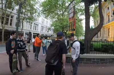 Cwaniaczek chciał znokautować typa z zaskoczenia. Po tej akcji szybko zmiękł