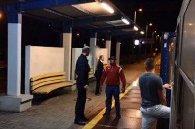 Agresywny pasażer vs konduktorka z PKP. Przynajmniej jeden facet umiał stanąć w obronie kobiety