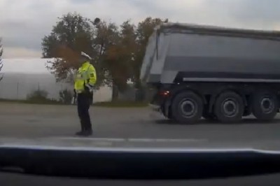Policjant rzucił się na jadącego motocyklistę. Takiej interwencji jeszcze nie było