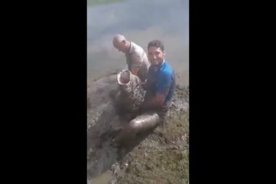 Złapali tak ogromną rybę, że nie wiedzieli jak ją wyciągnąć na brzeg. Marzenie wędkarza