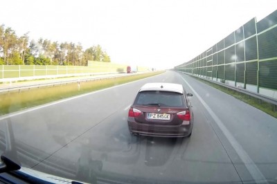 Podrażniony cwaniak w BMW testuje hamulce na autostradzie