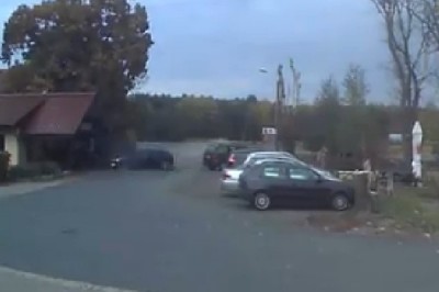 Seba bez prawka driftujący w chatę wpadający. Nagranie z „pięknego” wyczynu