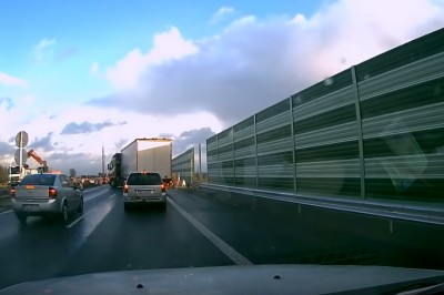 Gość w Vectrze wbija się ze sporą prędkością w ciężarówkę. Wypadek na S7