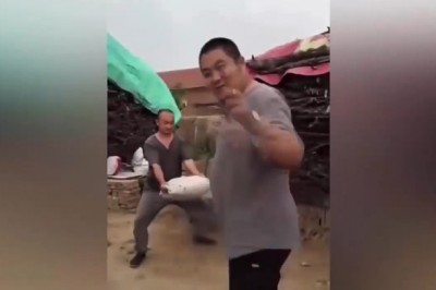 Mietek weź ten worek cementu, a ja Ci pokaże jaki ze mnie karateka. Kolejny cwaniak na budowie