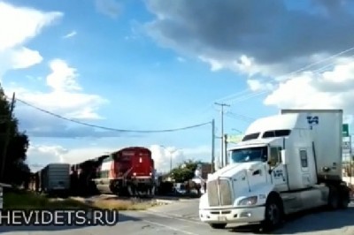 Ogromny amerykański TIR kontra pociąg na przejeździe. Filmujący stał do samego końca