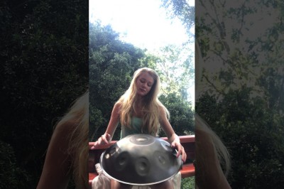 Dziewczyna pięknie gra na czymś, co wygląda jak mini ufo :D