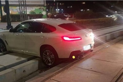 Kierowca BMW zawisł na torowisku tramwajowym. Mocna kara za jazdę na skróty