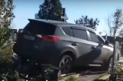 Natrzepany duchowny wjechał Toyotą Rav4 na cmentarz i rozjechał nagrobki