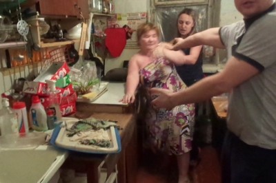 Kłótnia o czajnik na wspólnej kuchni. Babcia szczepiła się z młodszą dziewczyną