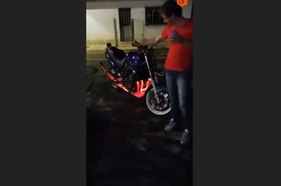 Chciał zrobić popis przed kumplami. Wyszło żenujące zajechanie motocykla