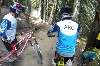 Spadali w dół jeden po drugim. Tak się kończy nieznajomość trasy przejazdu