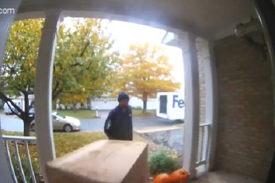 Mistrzowska dostawa kibelka przez kuriera. Gorzej już być nie mogło