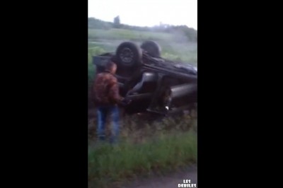 Gaz do dechy i lecimy. Przednia zabawa na polnej drodze zakończona dachowaniem