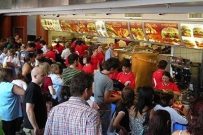 Poznaj fakty o fast-foodach, których personel restauracji nigdy Ci nie zdradzi. Zobacz czego unikać